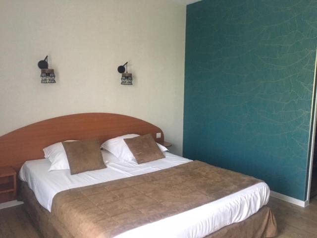 Logis Hotel Les 3 Marchands ブレシュイール エクステリア 写真